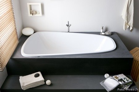 Die Single-Badewanne aus der Serie SingleBath von Hoesch ist designschön und kann problemlos auch nachträglich eingebaut werden, da die  Anschlüsse  sich unterhalb des Sockels verbergen lassen.  Die Single-Badewanne kann auch über Eck oderfreistehend arrangiert werden.